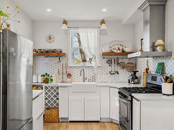 4th image of 1000 Winthrop Ave #2