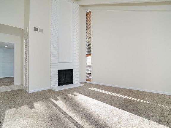 4th image of 886 Woodside Ln E Unit 6