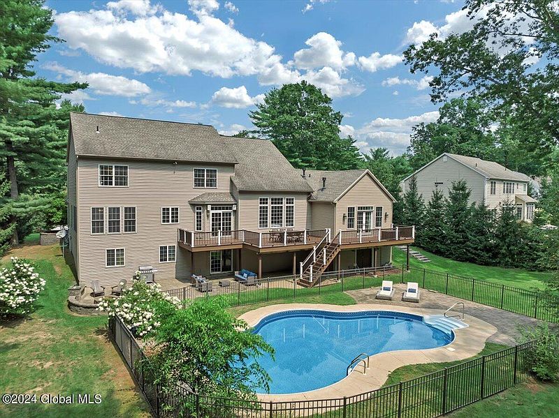 4th image of 10 Azalea Drive