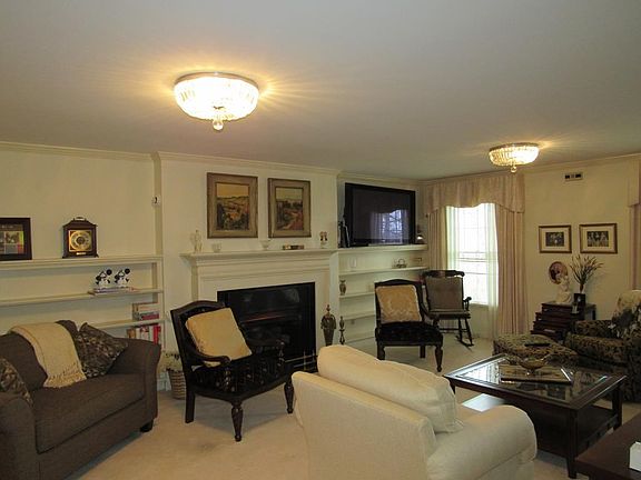 3rd image of 626 Carriage Dr