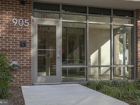 3rd image of 905 N Jackson St APT 402