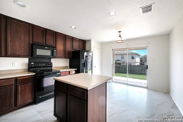 4 bed, 3.5 bath, 2675 sqft, $2,150 — Photo 4