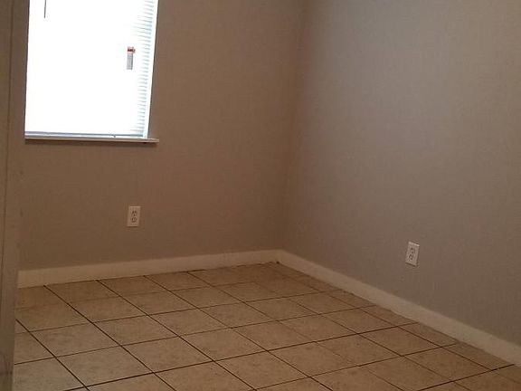 5th image of 405 E Avenue D