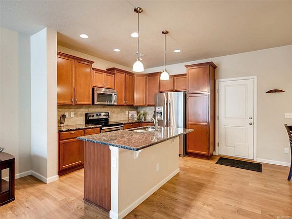 Kitchen--granite countertops, stainless appliances