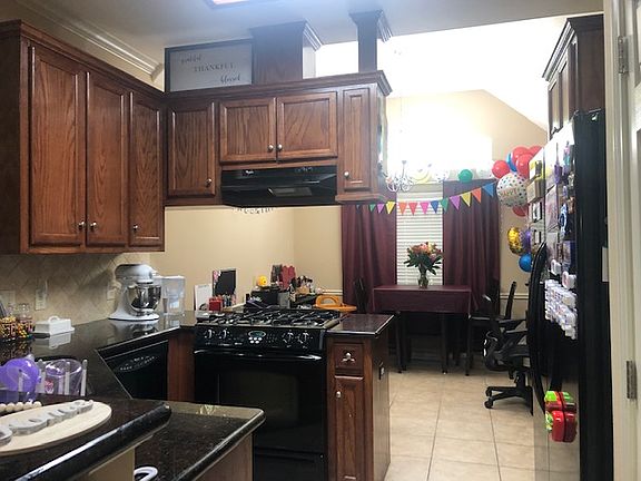 4th image of 214 Passendale Ln