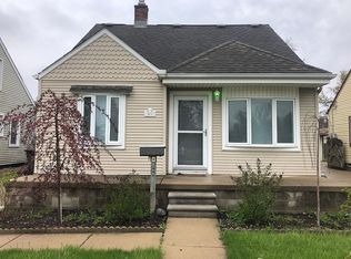 53 Washington St, Trenton, MI 48183