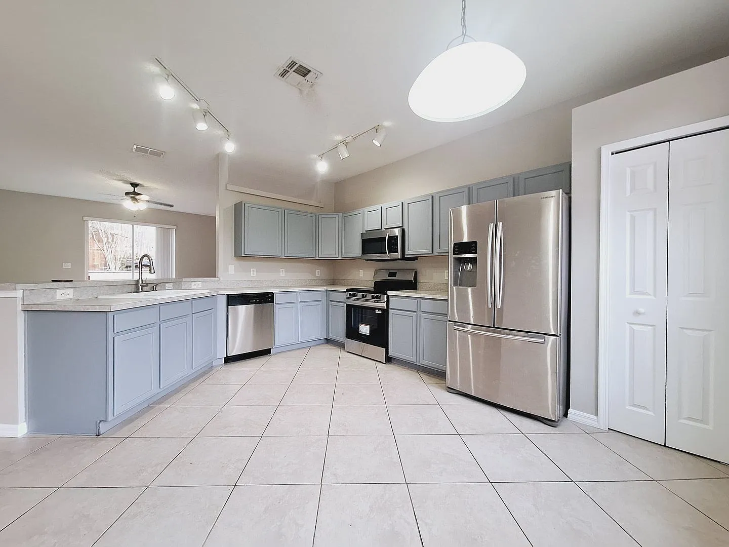 Dazzling 3 Bed, 2 Bath Updated Gem in Apopka — Photo 2