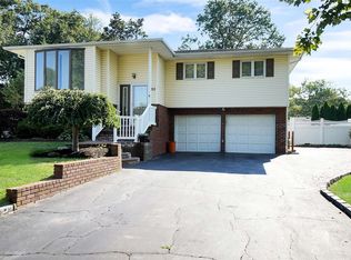 32 Sarah Dr, Hauppauge, NY 11788