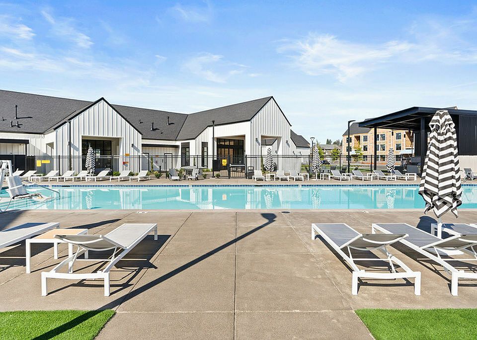 90' Saltwater Pool and Spa