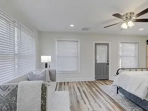 131 E Hull St — Photo 10