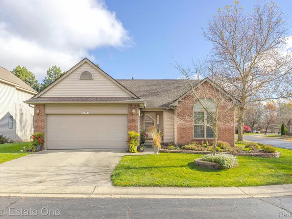 1347 Clearview Dr, Waterford, MI 48327