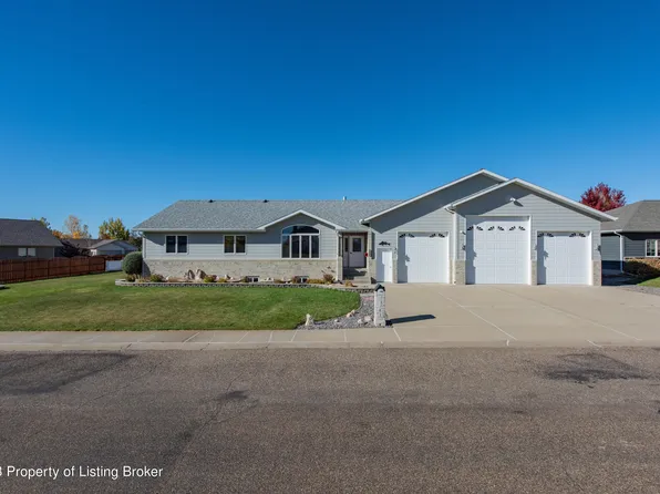 1089 12th St E, Dickinson, ND 58601