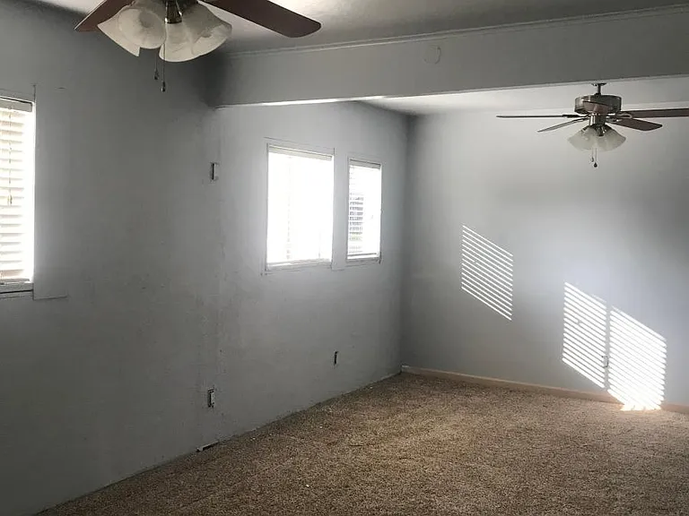 916 Mammoth Ave — Photo 2