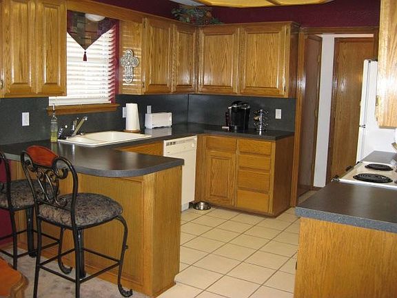 Kitchen with breakfast bar