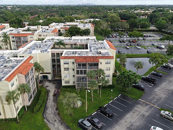 2nd image of 1810 N Lauderdale Avenue #2100