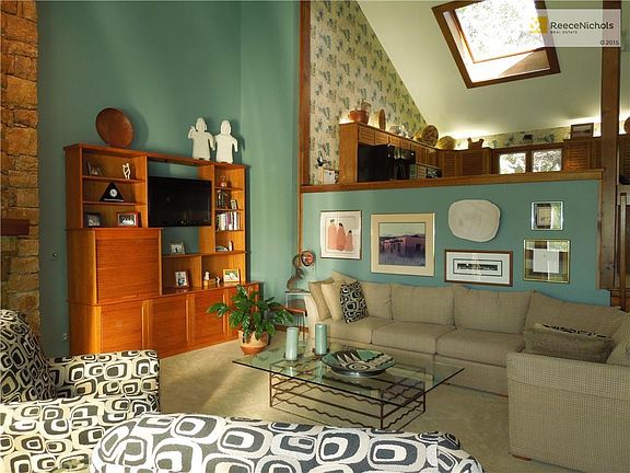 Open contemporary, great for entertaining!