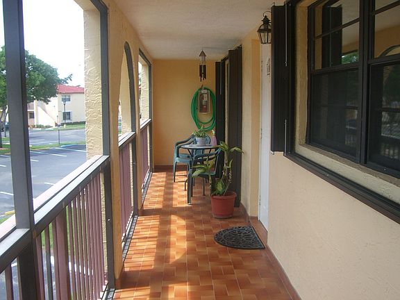 entrance/balcony