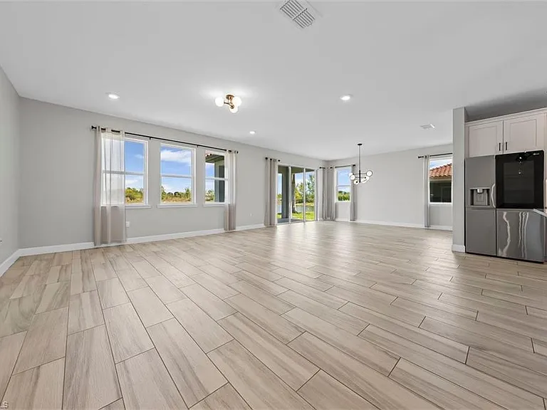 2038 Grove Dr — Photo 6