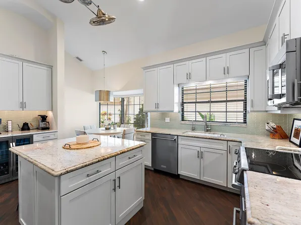 155 Coventry Pl, West Palm Beach, FL 33418