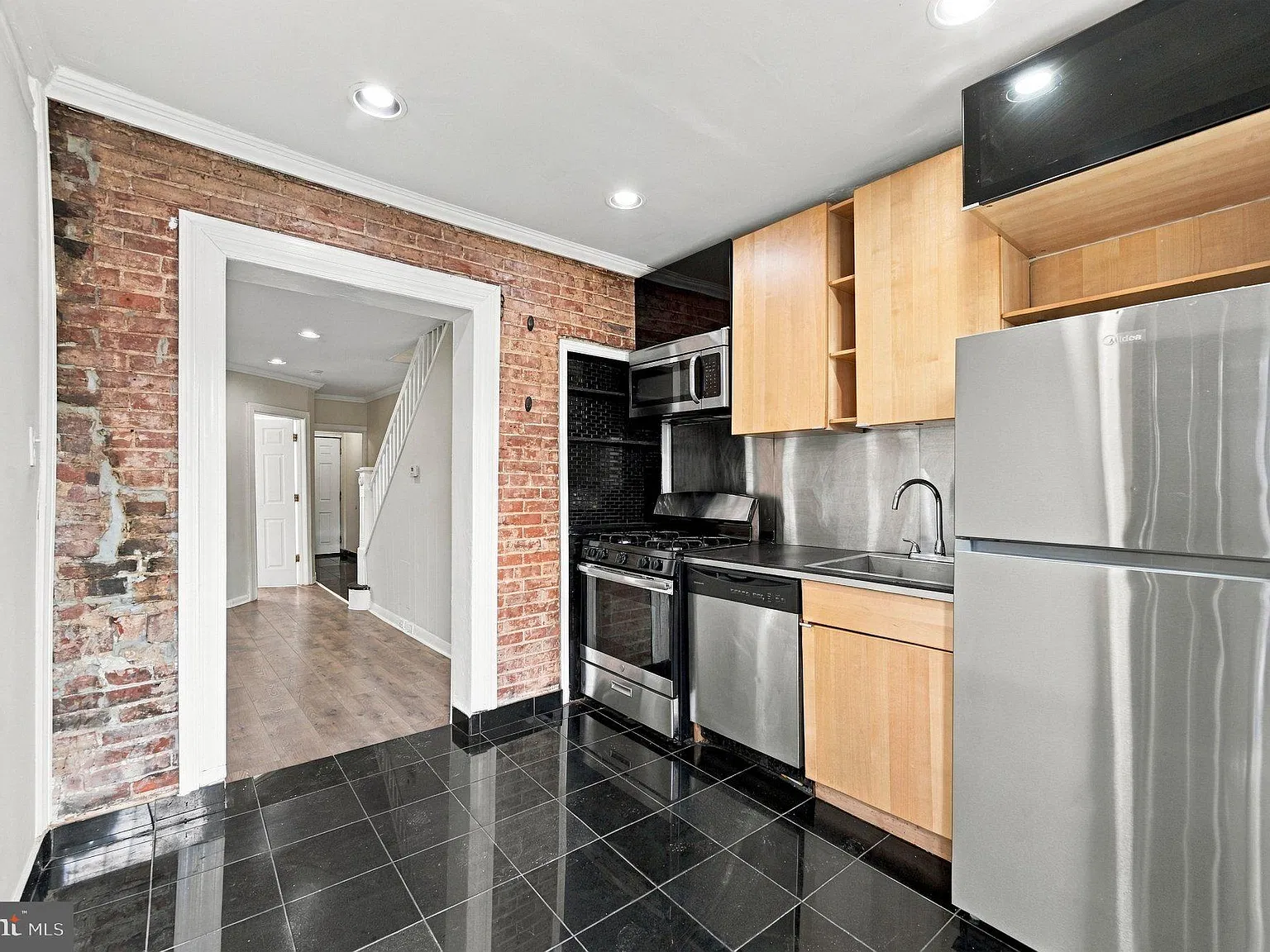 3 bed, 1.0 bath, 1003 sqft, $1,600 — Photo 3