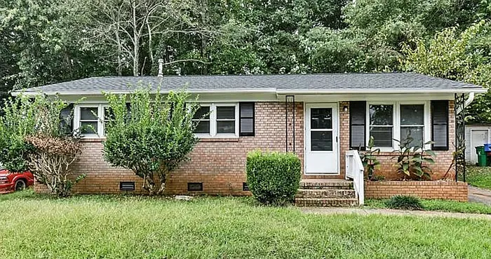 423 Edgegreen Dr — Photo 2