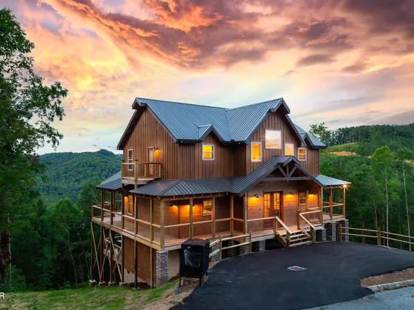 2741 Red Sky Dr, Sevierville, TN 37862