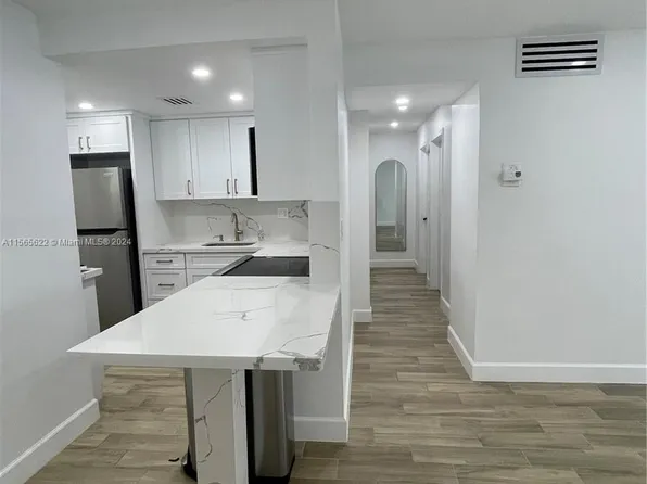 8609 SW 68th Ct APT 24, Pinecrest, FL 33156