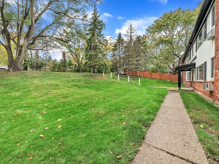 327 Lysander St — Photo 10