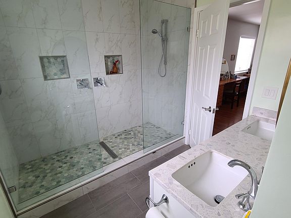 Master Bath: Dual shower