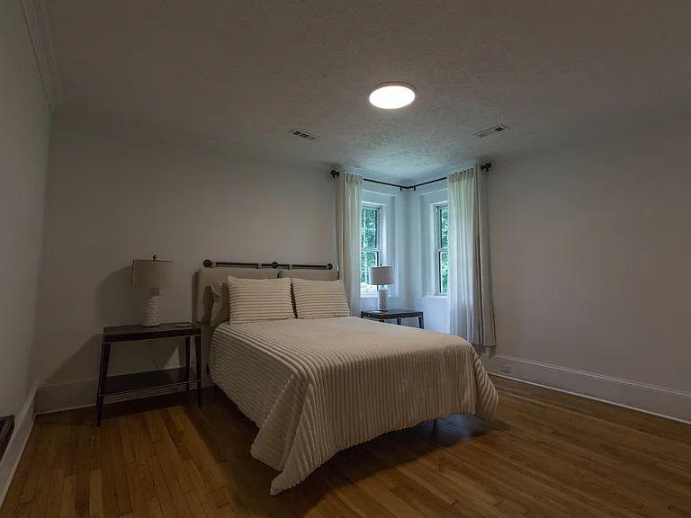 516 W King St — Photo 6