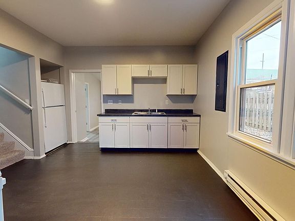 2nd image of 1371 W 85th St #3B-2BA-1000SQFT