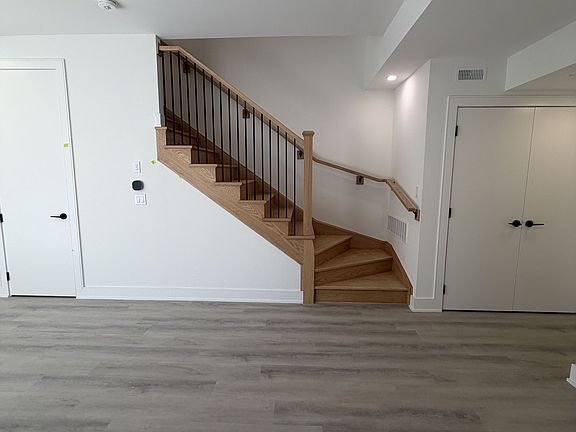 5th image of 242 Ellis Ave