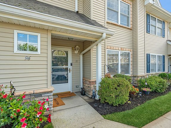 3rd image of 95 Morley Cir