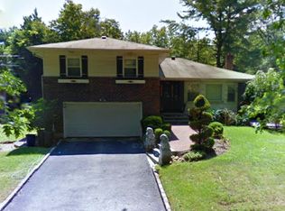 134 Stratford N, Roslyn Heights, NY 11577