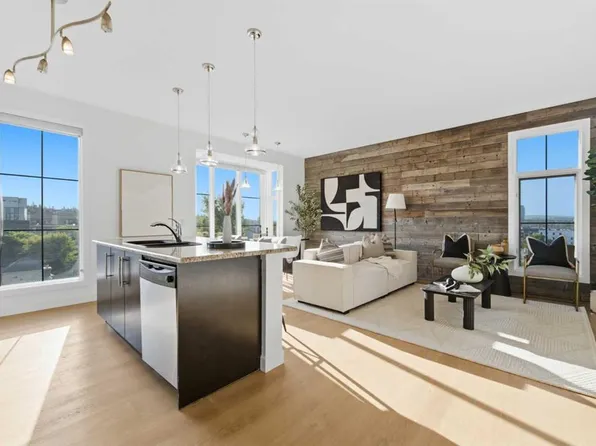 2307 W 14th St SW #301, Calgary, AB T2T 3T5
