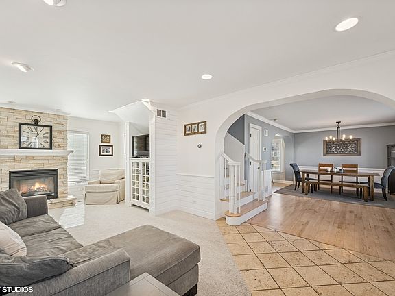 3rd image of 711 E Lynden Ln