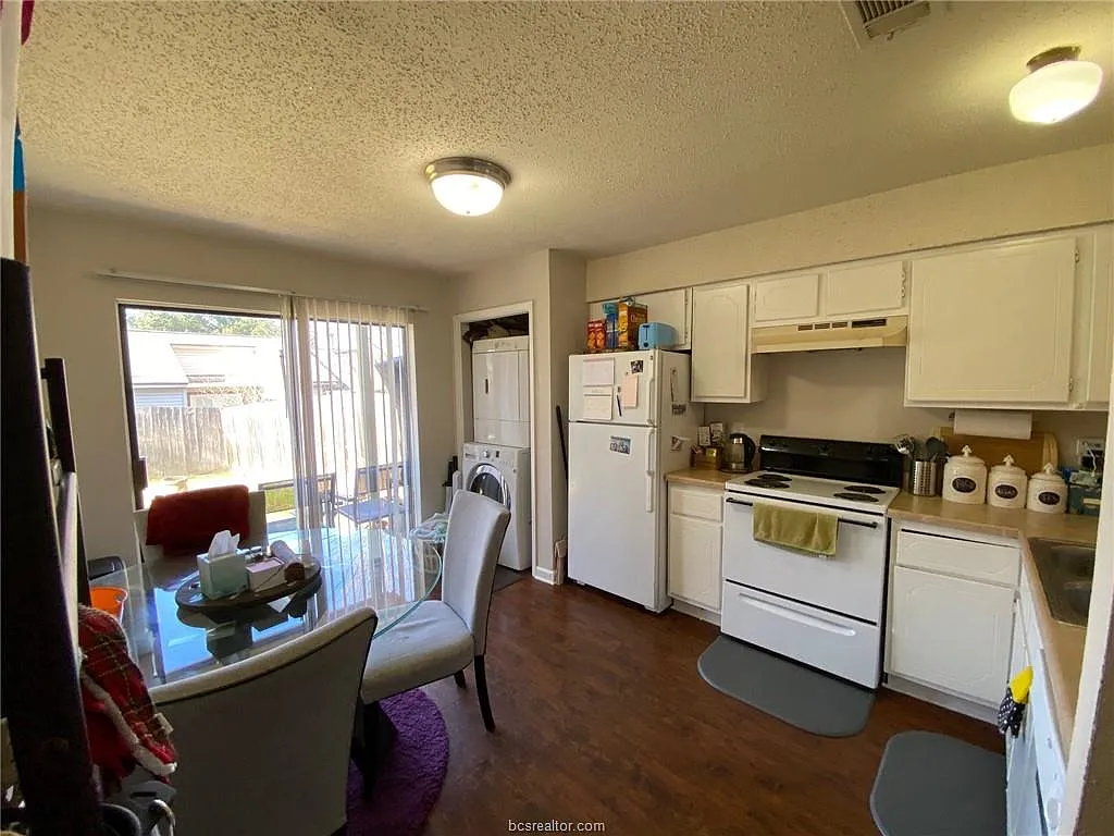2 bed, 1.5 bath, 877 sqft, $900 — Photo 3