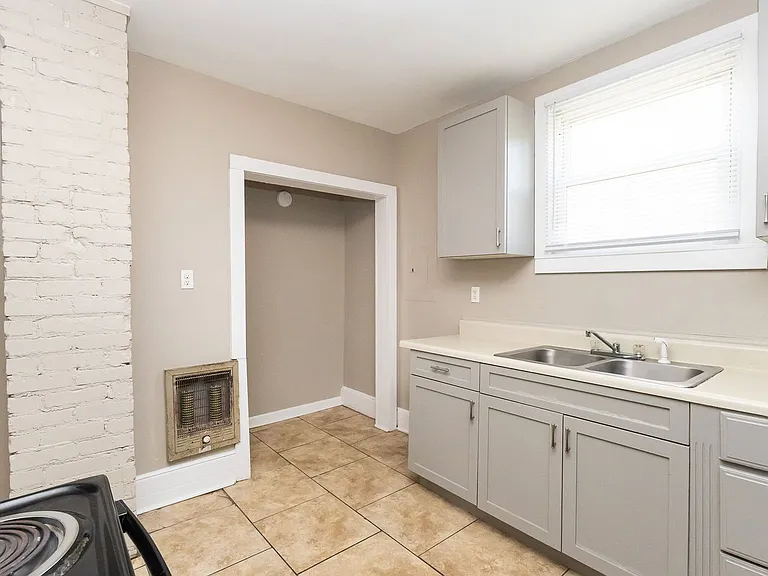 457 Roanoke Ave — Photo 4