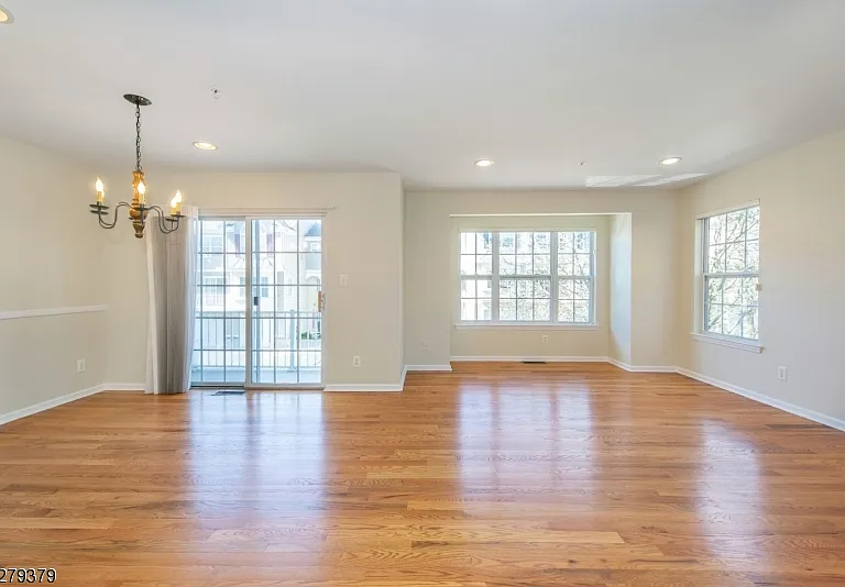 102 Lakeview Ct — Photo 5