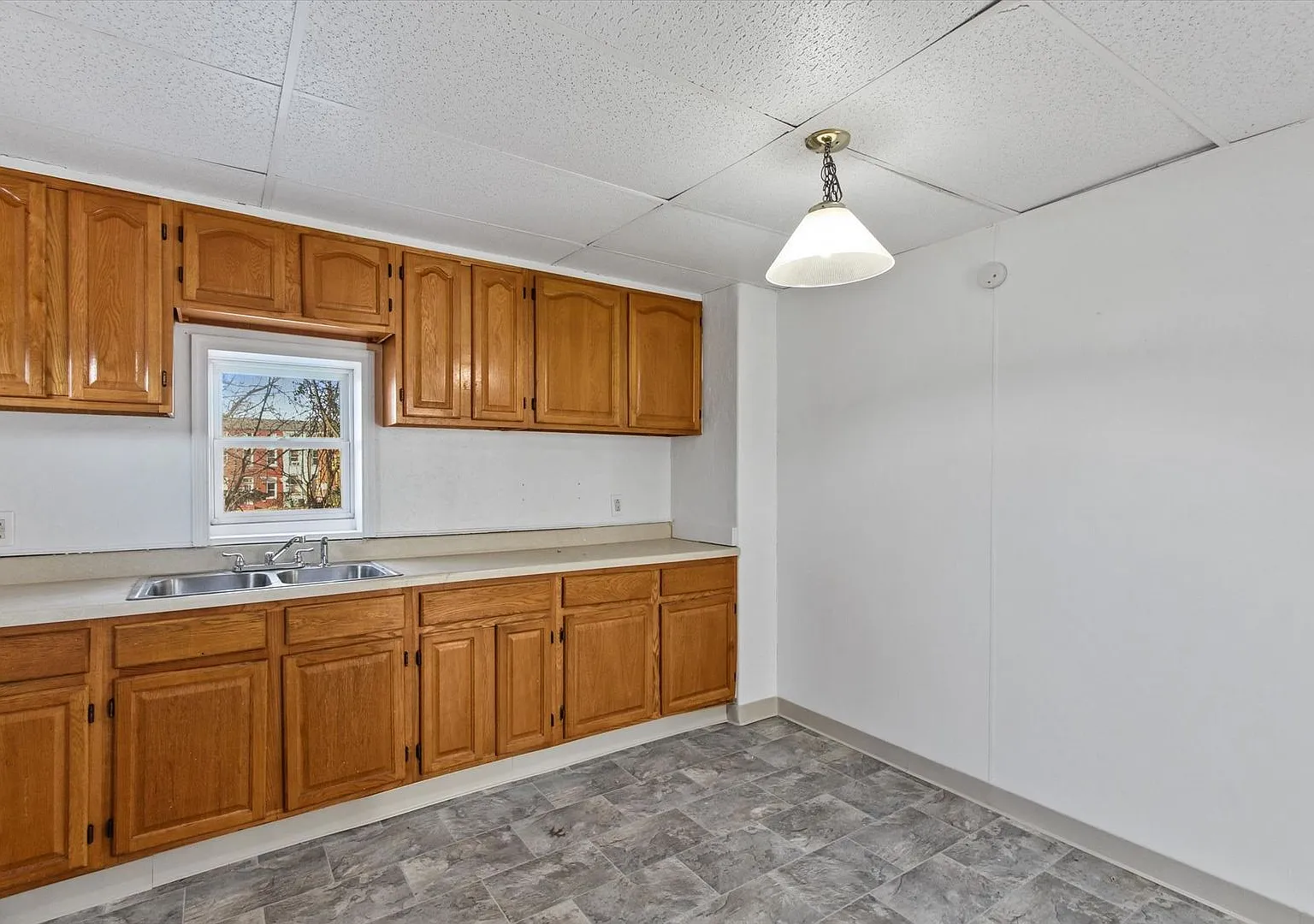 Bright 3 Bedroom, 1.5 Bath Home with Private Yard! — Photo 3