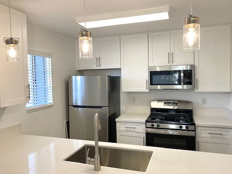 Oak Park Village Apartments — Photo 25