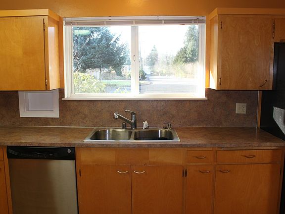 4th image of 414 Hillcrest Dr SE