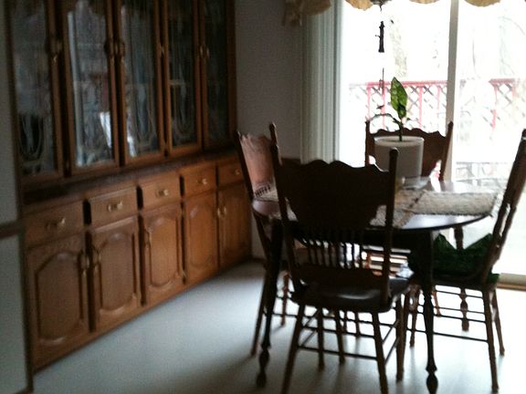 dining are w/ built in hutch