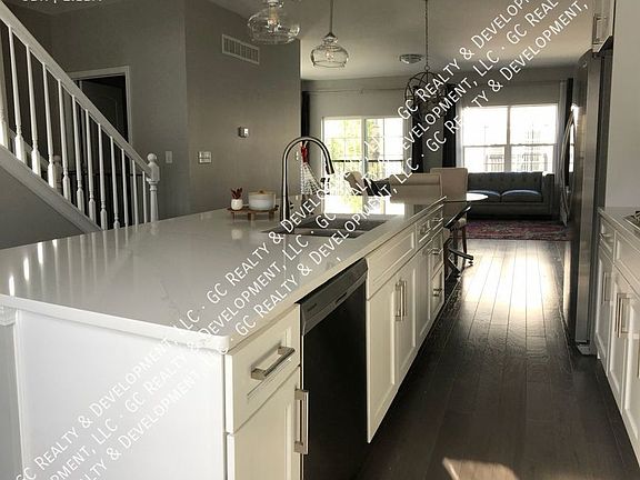 4th image of 150 S Myrtle Ave
