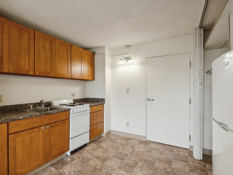 Life Manor Parkside — Photo 37