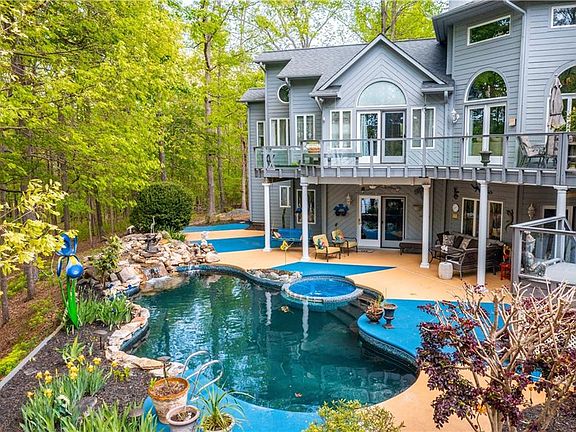 3rd image of 1070 Foxcliff Dr