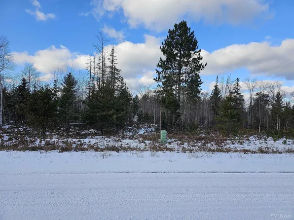 & 18 N Greenwood Lake Dr Unit 17, Ishpeming, MI 49849