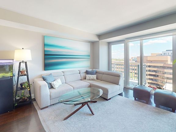 4th image of 925 N Fairfax St #804