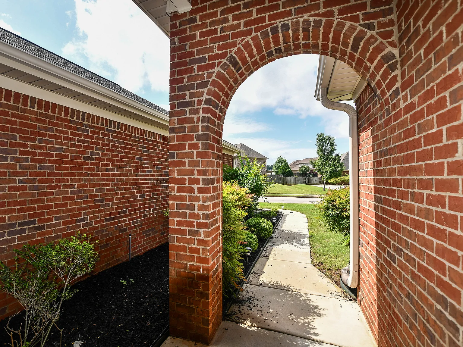 4 bed, 2277 sqft, $2,200 — Photo 4