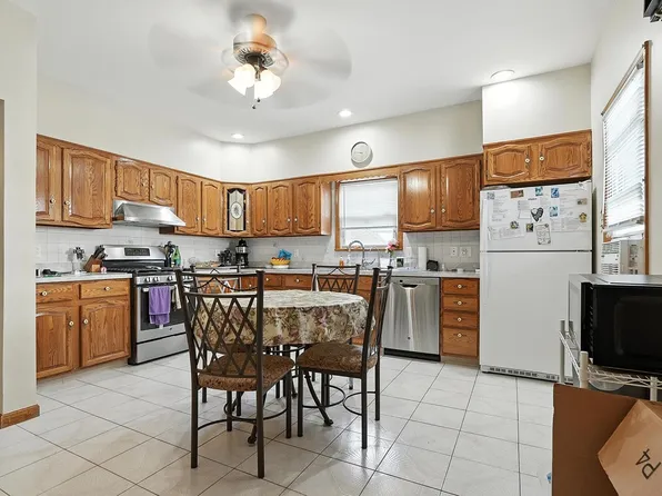 961 Avenue C image 12 of 21